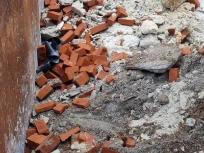 Vi bortskaffer masser af beton hvert år for vores mange kunder. Vi stiller en container til rådighed, som de fylder. Eller vi kommer og grabber det op i containeren på stedet. Husk der må ikke være andre fraktioner i blandet, det koster hos modtageranlægget.