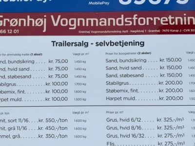 Private kan komme på vores plads og fylde traileren. Høflig selvbetjening og -betaling. Priser findes på skurvognen.