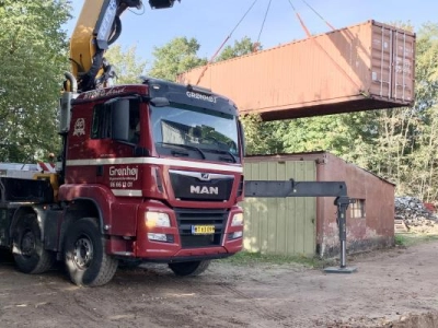 Den store kran på opgave - her bakses med en 40 fods skibscontainer.