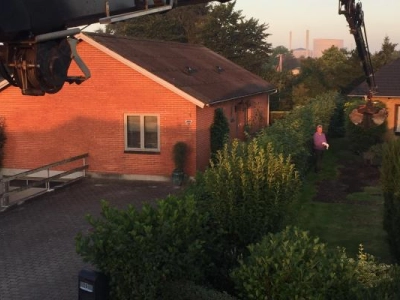 Med kranen kan man nemt udføre det grove arbejde skånsomt, for både arealer og ryg.