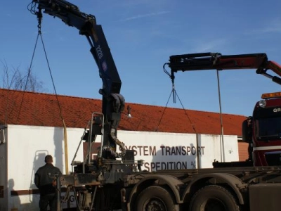 2 kraner på en gang løfter skibscontainer.