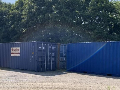 Vi lejer skibscontainere ud, ring for tilbud. Vi har 20 fod og 8 fod. Vi bakser og transporter også kunders egne skibscontainere.