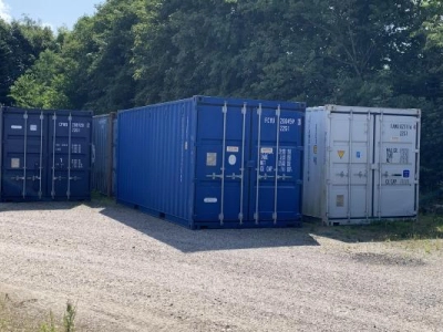 Vi lejer skibscontainere ud, ring for tilbud. Vi har 20 fod og 8 fod. Vi bakser og transporter også kunders egne skibscontainere.
