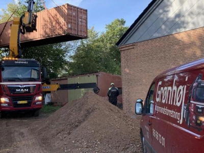 Vi lejer skibscontainere ud, ring for tilbud. Vi har 20 fod og 8 fod. Vi bakser og transporter også kunders egne skibscontainere.