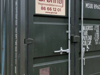 Vi lejer skibscontainere ud. Her er en lille praktisk 8 fods skibscontainer klar til transport.