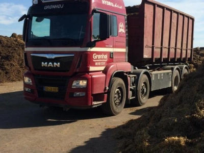 Møg transporteres for lokale landmænd