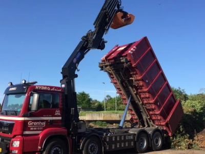 Jord hentet ved kunde med grab, tippes her af på plads
