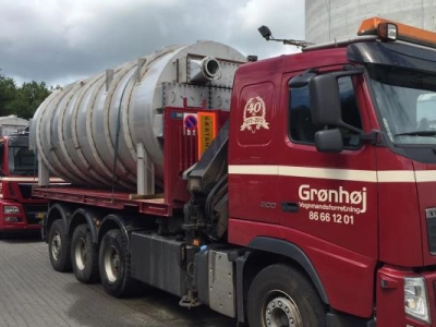 2 biler på vej med store tanke